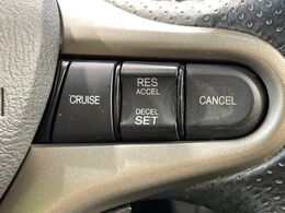 【クルーズコントロール】高速道路もラクラク走行。アクセルを離しても一定速度で走行ができ、長距離運転時の負担を軽減！加速・減速も簡単なスイッチ操作で調整できます。