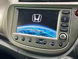【メーカー純正ナビ】インテリアに溶け込むスタイリッシュな「専用設計」メーカーナビを装備♪視認性や操作性など基本性能にも優れ、より上質なカーライフをお楽しみいただけます。