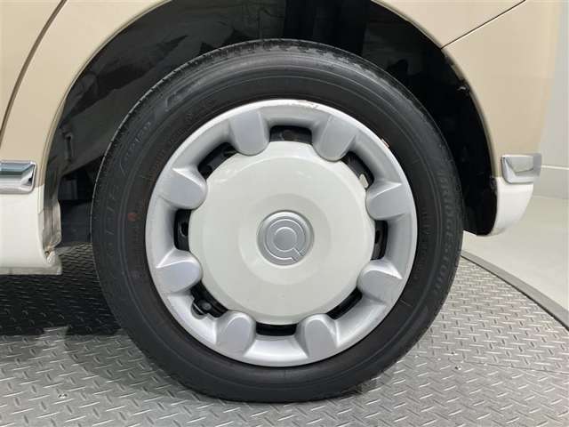 【タイヤ・ホイール】155/65R14の純正スチールタイヤになります。スタッドレスタイヤもこのサイズをお求め下さい。