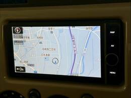 【純正ナビ】人気の純正ナビを装備しております。ナビの使いやすさはもちろん、オーディオ機能も充実！キャンプや旅行はもちろん、通勤や買い物など普段のドライブも楽しくなるはず♪