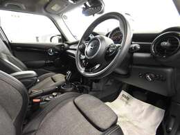 保証に関しましては全国どこのディーラーでもご使用いただける認定中古車保証が付きます。アフターメンテナンスもお近くのディーラーにて行うことができますので安心してお乗りいただけます。