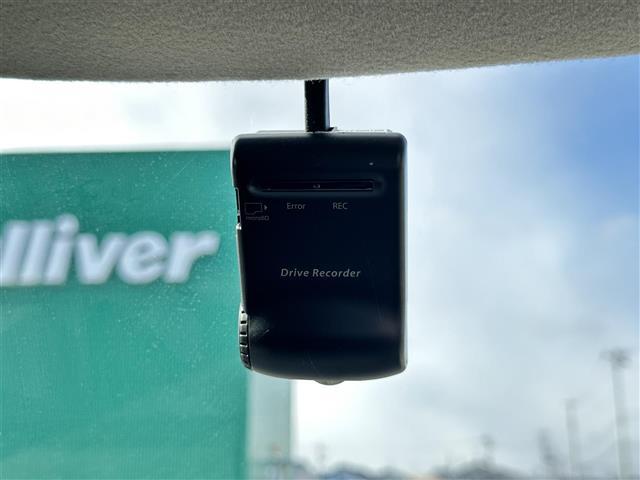 【ドライブレコーダー】映像・音声などの運転中の記録を残します。事故などを起こした起こされた時の証拠になりえますので、もしも時でも安心ですね。