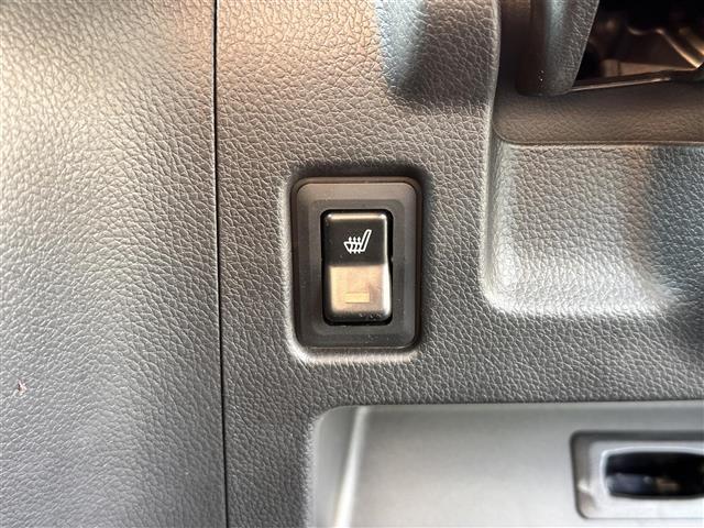 【シートヒーター】シートを温めてくれる暖房機器です！長時間座っていると負担が掛かりやすい背中や腰、または冬場などの寒い日に冷えやすい脚部に快適なぬくもりを伝えます。