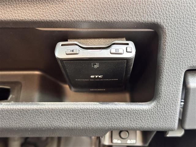 【ETC】有料道路を利用する際に料金所で停止することなく通過できる、ETC車載器（ノンストップ自動料金収受システム機器）が装備されています。セットアップを行うことで利用可能になります。