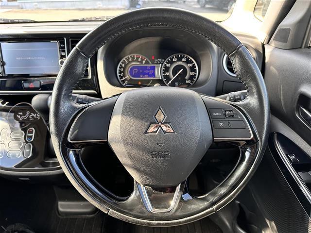 【革巻きステアリング】本革仕様で高級感あふれるハンドルです。使えば使うほど味が出てくるので段々と愛着が湧いてくるのはレザー素材ならではです！