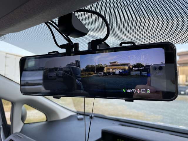 Bプラン画像：装着イメージ（プリウスα）デジタルインナーミラー取付現車画像！見にくい後方もしっかり確認出来ます。あおり運転の抑止力にもなります。