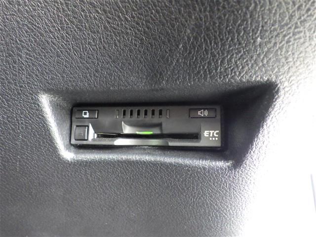 【ETC】有料道路を利用する際に料金所で停止することなく通過できる、ETC車載器（ノンストップ自動料金収受システム機器）が装備されています。セットアップを行うことで利用可能になります。