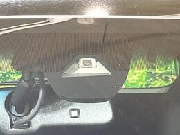 【ホンダセンシング】走行中に前方の車両等を認識し、衝突しそうな時は警報とブレーキで衝突回避と被害軽減をアシスト。より安全にドライブをお楽しみいただけます。