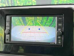 【バックカメラ】駐車時に後方がリアルタイム映像で確認できます。大型商業施設や立体駐車場での駐車時や、夜間のバック時に大活躍！運転スキルに関わらず、今や必須となった装備のひとつです！