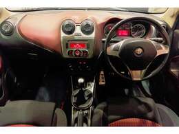 【MiTO　1.4　Turbo　Sport　EtnaBlack】余分な加飾を排したソリッドな印象のコクピット。ドライバーズカーとしてスポーツドライビングを愉しむに最適な環境が用意されております。