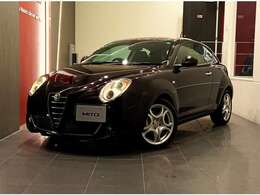 【MiTO　1.4　Turbo　Sport　EtnaBlack】スポーツスペシャリティモデル8C/4Cとデザイン言語を共有するMiTo。どこか愛嬌のある顔つきは一度見たら忘れられないインパクトを放ちます。