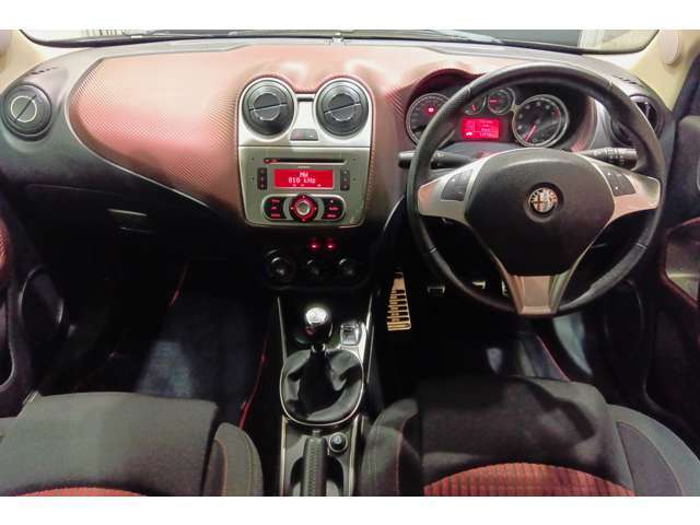 【MiTO　1.4　Turbo　Sport　EtnaBlack】余分な加飾を排したソリッドな印象のコクピット。ドライバーズカーとしてスポーツドライビングを愉しむに最適な環境が用意されております。