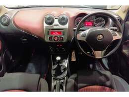 【MiTO　1.4　Turbo　Sport　EtnaBlack】余分な加飾を排したソリッドな印象のコクピット。ドライバーズカーとしてスポーツドライビングを愉しむに最適な環境が用意されております。