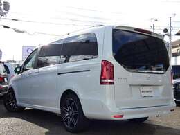 ディーゼルエンジンと電子制御9速ATがダイナミックなレスポンスによる爽快なドライビングフィールと高い静粛性の走りを演出してくれます！！　さらに便利な純正メモリーナビ（タッチインターフェイス）・