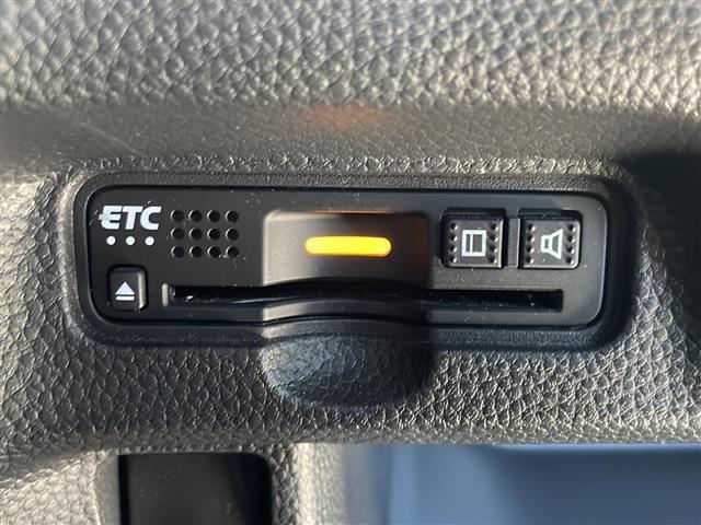 【ETC】有料道路を利用する際に料金所で停止することなく通過できる、ETC車載器（ノンストップ自動料金収受システム機器）が装備されています。セットアップを行うことで利用可能になります。