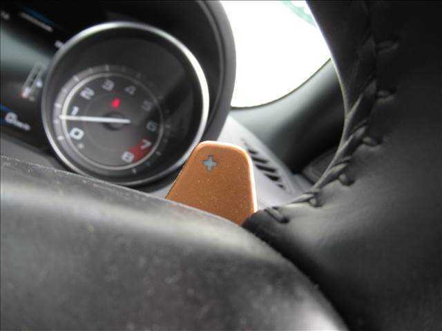 ドライバーを取り囲むように設計されたコックピットは、すべてのコントロールがしやすい位置にあります。