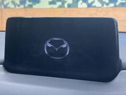 【マツダコネクトナビ】車内の雰囲気にマッチした一体型タイプのナビ。各種車輌設定やBluetooth再生等、様々な機能が楽しめます。直感的なダイヤル操作が可能で、使い勝手も良好です。