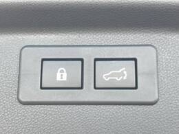 【パワーバックドア】スマートキーや運転席のボタンを押すだけでリアゲートが自動で開閉します！荷物を持っている時や、高い位置にあるバックドアを閉める際に便利な機能です♪