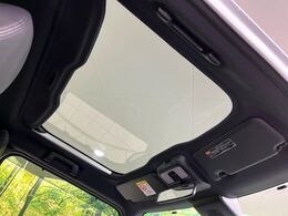 【ガラスルーフ】ガラスルーフ搭載で車内の解放感が一気にアップ！開放的なドライブをお楽しみいただけます。