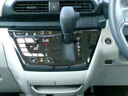 シフトレバーの画像でございます。　サイドブレーキはフット式になります。　シートヒーターが運転席と助手席にそれぞれ付いておりますので冬の寒い日には便利です。