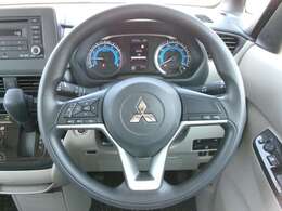 ウレタンステアリングホイールになっております。　左側にオーディオリモコンスイッチが付いております。