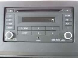 純正の2DINサイズCD＆AM/FMチューナーアンプが付いております。　外部入力端子も付いておりますので、ミュージックプレイヤー等を接続して音楽を聴くことができます。