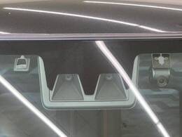 【スマートアシスト】走行中に前方の車両等を認識し、衝突しそうな時は警報とブレーキで衝突回避と被害軽減をアシスト。より安全にドライブをお楽しみいただけます。