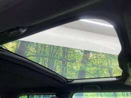 【サンルーフ】開放感たっぷりの希少装備、サンルーフが装着されています！車内に明かりを取り入れたり景色を楽しむ以外にも、車内の空気も簡単に換気できて快適です！