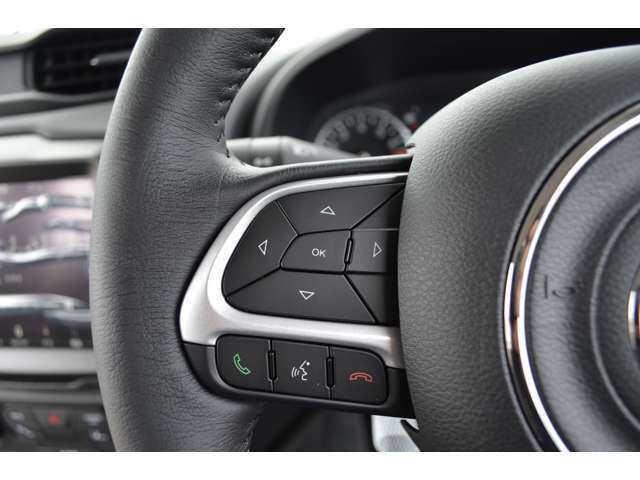 運転中電話に触れずに電話に出ることができます。