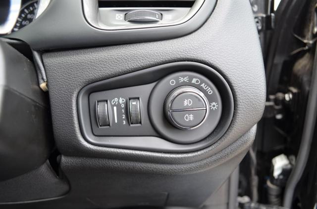 便利なオートヘッドライトは、トンネルの多い道でも運転に集中できます。