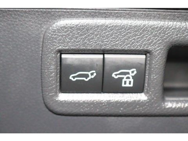 このボタンを押すと、トランク（バックドア）を電動で開閉できます。