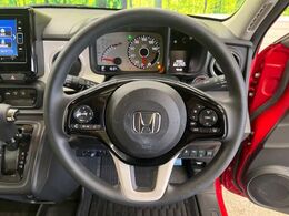 【ホンダセンシング】衝突軽減ブレーキ、車線逸脱抑制、誤発進抑制機能などの予防安全機能をセットで装備。さらにアダプティブクルーズコントロール、オートハイビーム機能が快適なドライブをアシストします。