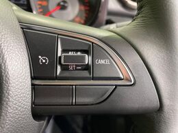 【クルーズコントロール】高速道路もラクラク走行。アクセルを離しても一定速度で走行ができ、長距離運転時の負担を軽減！加速・減速も簡単なスイッチ操作で調整できます。