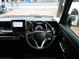 シンプルだけど、使っていて飽きの来ない運転席周り。
