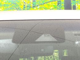 【エマージェンシーブレーキ】走行中に前方の車両等を認識し、衝突しそうな時は警報とブレーキで衝突回避と被害軽減をアシスト。より安全にドライブをお楽しみいただけます。