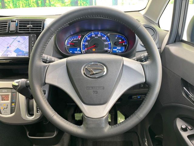 【純正革巻きステアリング】上質な革を使用することで、手にしっかり馴染みとても運転しやすいハンドルです♪