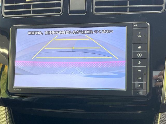 【バックカメラ】駐車時に後方がリアルタイム映像で確認できます。大型商業施設や立体駐車場での駐車時や、夜間のバック時に大活躍！運転スキルに関わらず、今や必須となった装備のひとつです！