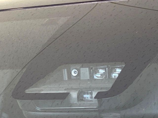 【トヨタセーフティセンス】走行中に前方の車両等を認識し、衝突しそうな時は警報とブレーキで衝突回避と被害軽減をアシスト。より安全にドライブをお楽しみいただけます。