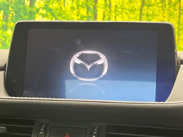 【マツダコネクトナビ】車内の雰囲気にマッチした一体型タイプのナビ。各種車輌設定やBluetooth再生等、様々な機能が楽しめます。直感的なダイヤル操作が可能で、使い勝手も良好です。