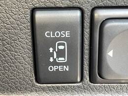 【電動スライドドア】運転席よりボタンひとつで開閉可能なスライドドアです。雨の日のお迎えの時など役立ちますね。