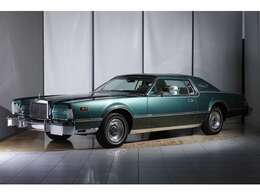 内装はホワイト系レザー/グリーンの組み合わせとなります