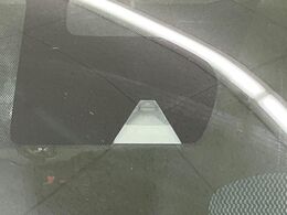 【エマージェンシーブレーキ】走行中に前方の車両等を認識し、衝突しそうな時は警報とブレーキで衝突回避と被害軽減をアシスト。より安全にドライブをお楽しみいただけます。