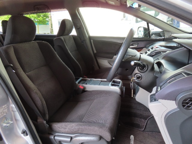 運転席には高さ調整ができる『シートハイトアジャスター機能』が付いています！　自分にぴったりの運転姿勢がとれます