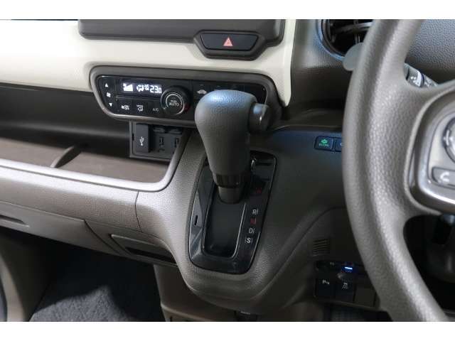 インパネシフトだから視線の移動も少なく足元もスッキリ♪運転席もゆったりしているのでゆとりを持ってドライブできますね！