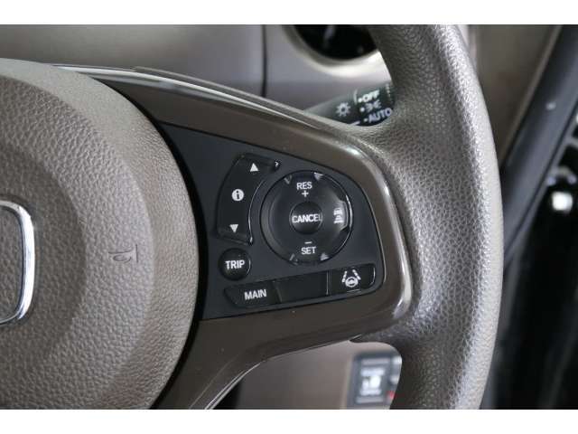 Hondaセンシングの機能のひとつ、アダプティブクルーズコントロール付！アクセルから足を離しても設定したスピードと前車との車間を保ち走行してくれます！車線維持もアシスト☆高速道路で疲労軽減ですね☆