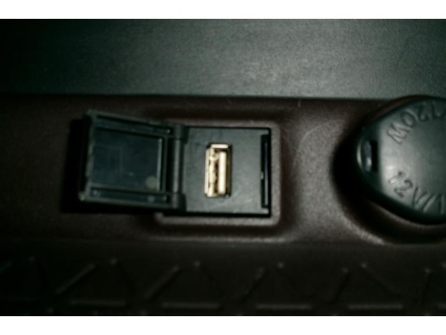 充電用USB端子付き。スマートフォンなどの充電に便利です。