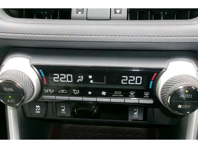 オートエアコンを装備。好きな温度で設定をすれば、自動で車内を快適な温度にできます。