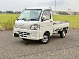 車両の品質管理は室内展示場を完備しておりますので、品質を保った状態の車両をご覧いただけます。