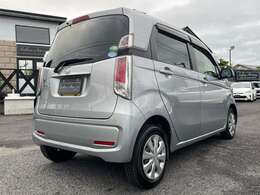 当店はホワイトカラー・ブラックカラーを中心に30台前後の中古車を展示・販売いたしております！