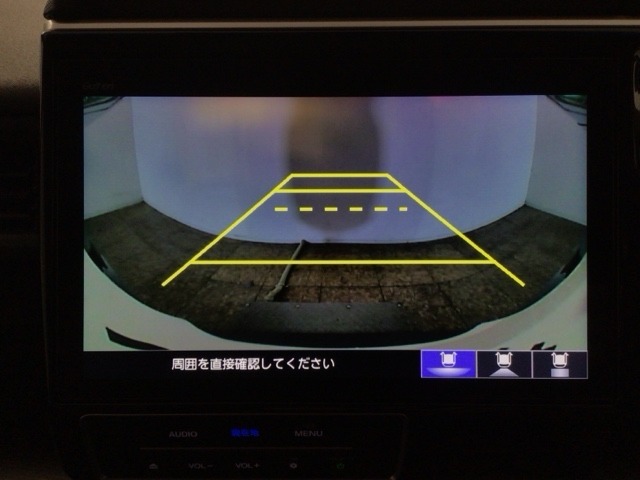 【バックカメラ】運転が苦手な方も車庫入れラクラクです！ギアをリバースに入れれば自動的に切り換わりますので、面倒な操作は不要です♪狭い駐車場もお車を傷つけず安心ですね！